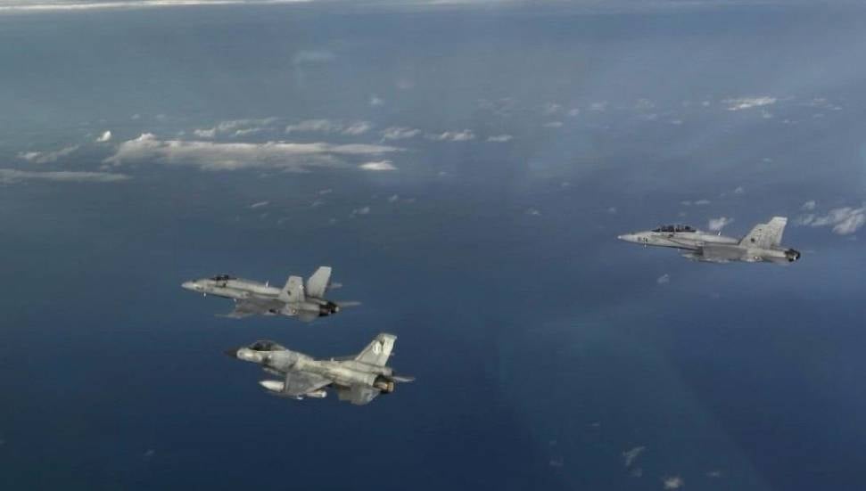 Yunan F-16 Savaş Uçakları Güney Kıbrıs'a İndi