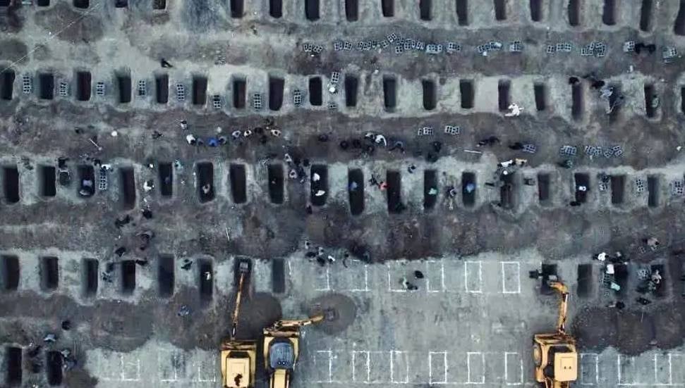 İsrail'in okul saldırısında hayatını kaybeden 160'tan fazla çocuk defnedilecek