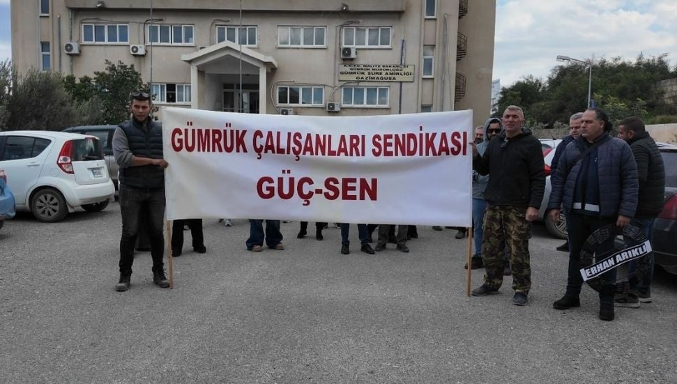 Güç-Sen, Mağusa Limanı'nda Eylem Yaparak Siyah Çelenk Bıraktı