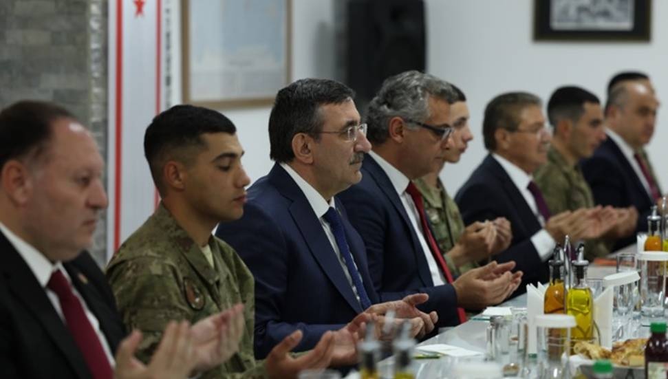 Cevdet Yılmaz, iftar programında Mehmetçik ile bir araya geldi