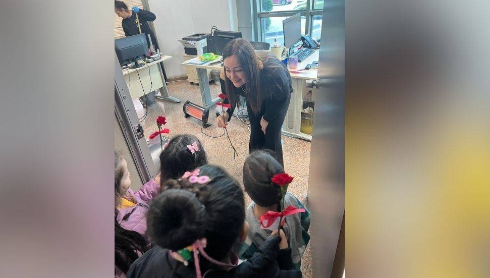 Little Astronaut Preschool Öğrencilerinden LTB Çalışanlarına Çiçekler