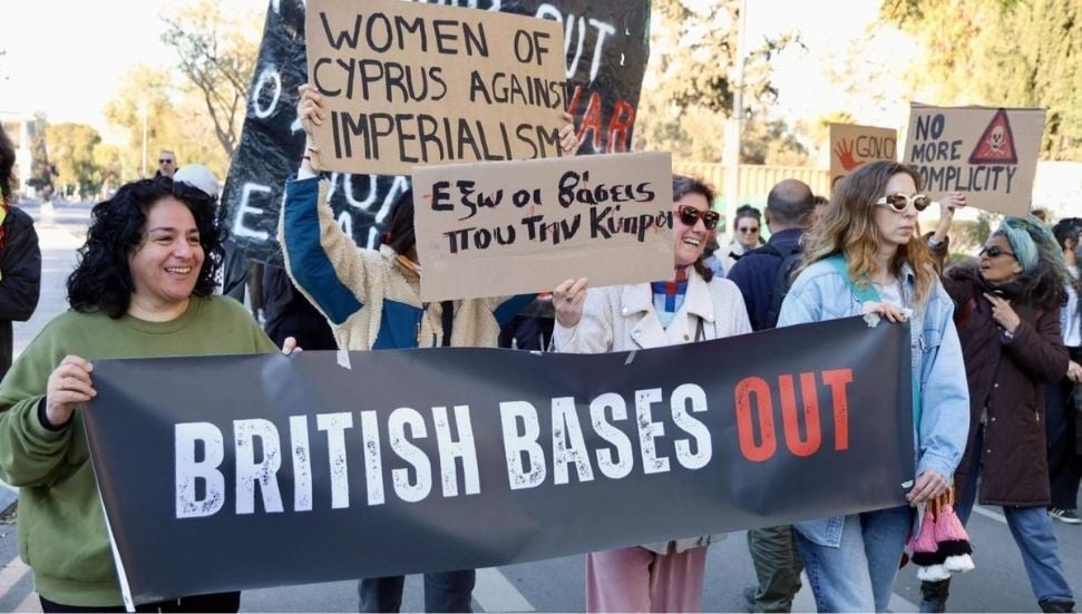 Güney Kıbrıs'ta İngiliz Üslerine Karşı Büyük Yürüyüş Gerçekleşti