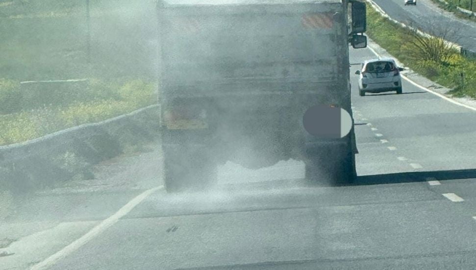 Kamyonun yola saçtığı kumlar için sürücüye 151 Bin TL ceza kesildi
