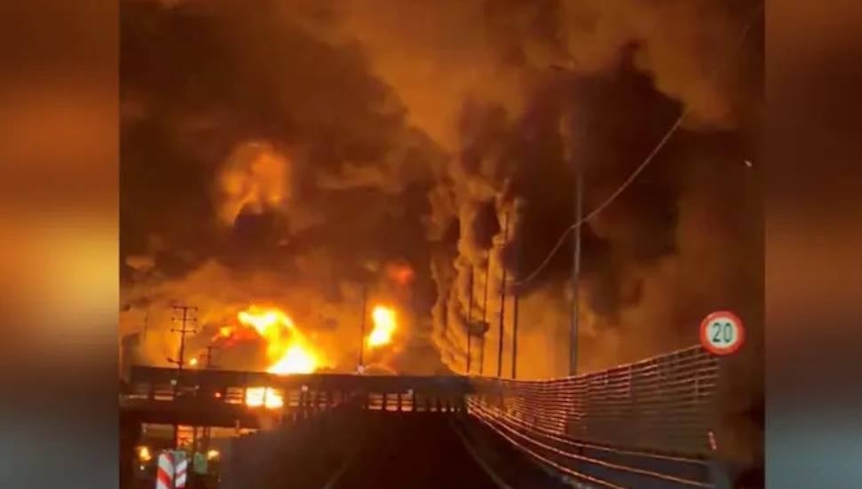 Tahran'daki Petrol Depoları Hava Saldırısında Vuruldu