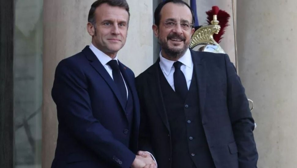 Macron ve Miçotakis Bugün Baf’taki Hava Üssü’nde Hristodulidis ile Görüşecek