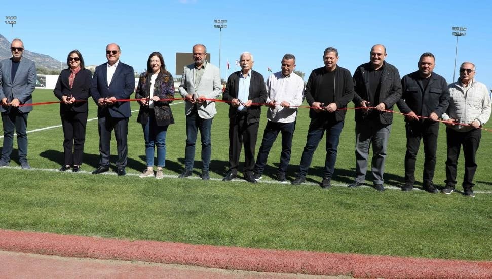 Değirmenlik'te Sadık Cemil Stadyumu doğal çime dönüştürüldü