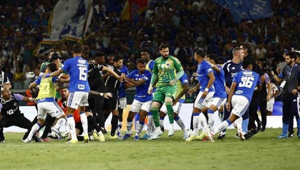 Brezilya'da Tarihi Maçta 23 Kırmızı Kart Çıktı!