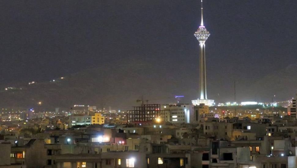 Tahran'da Zehirli Yağmur: Hava Saldırıları Sonrası Karamsar Manzara