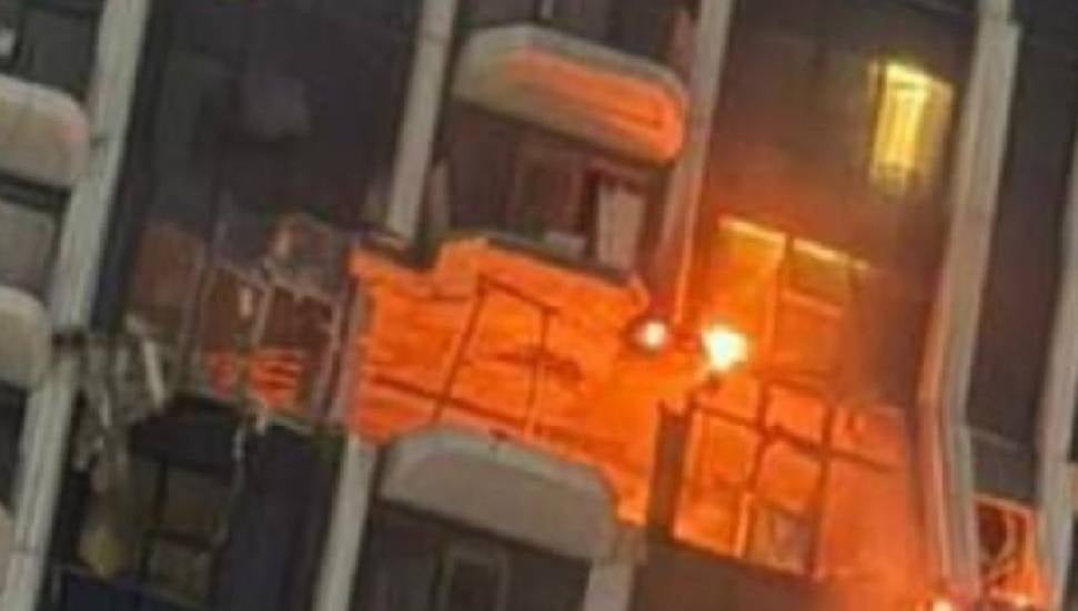 Dubai'de çok katlı bir binaya İHA düştü