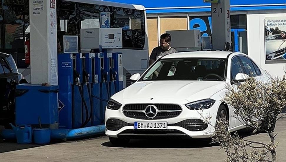 Almanlar Polonya'ya giderek ucuz yakıt almak için sıraya giriyor