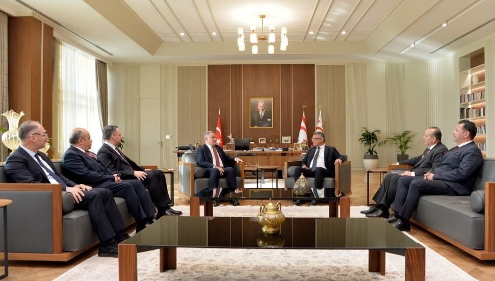 Türkiye Gençlik ve Spor Bakanı Osman Aşkın Bak, Erhürman'ı Ziyaret Etti