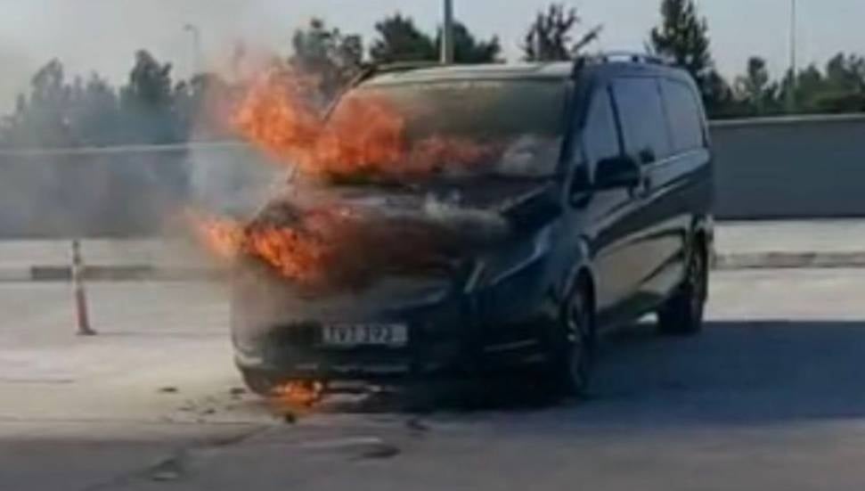 Ercan Havalimanı'nda Turistik Araçta Yangın Çıktı