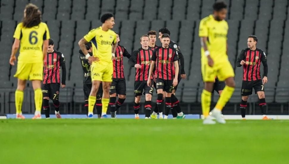 Fenerbahçe Süper Lig'de İlk Yenilgisini Fatih Karagümrük'e Karşı Aldı