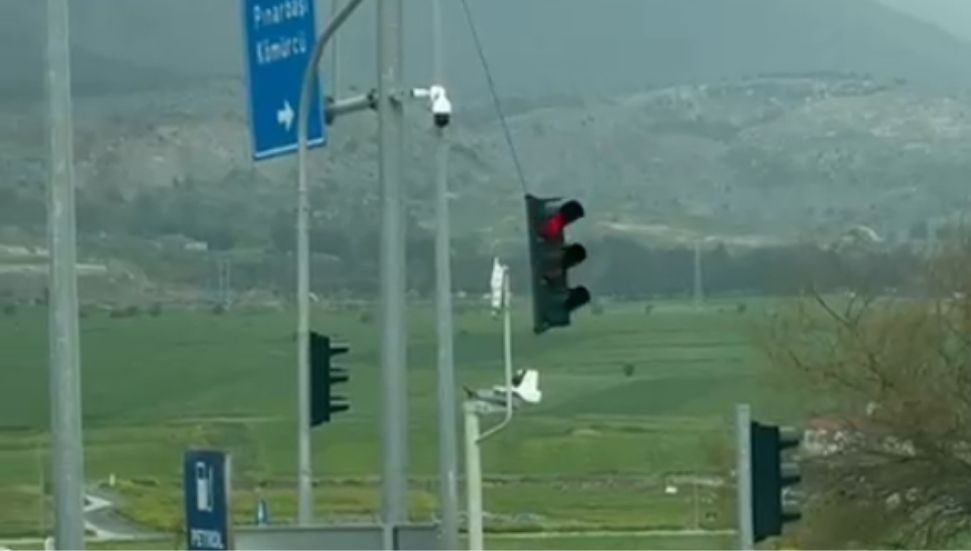 Şiddetli Rüzgâr Nedeniyla Trafik Işıkları Sarktı, Gönyeli Stadı'ndaki Teller Yan Yattı