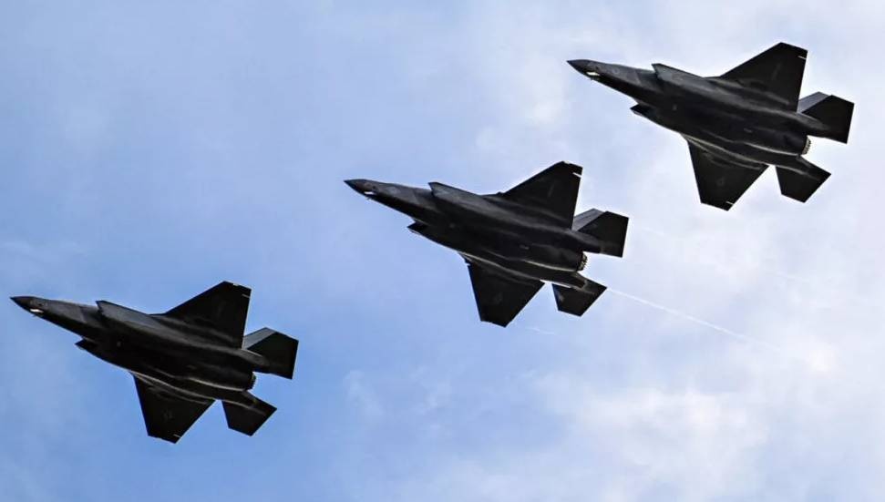 İngiltere Savunma Bakanlığı: Typhoon ve F-35 uçakları gece görevde