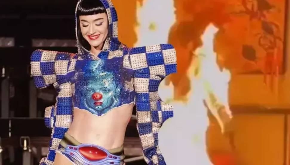 Katy Perry'nin klip setinde alevler yükseldi, kıyafeti tutuştu!