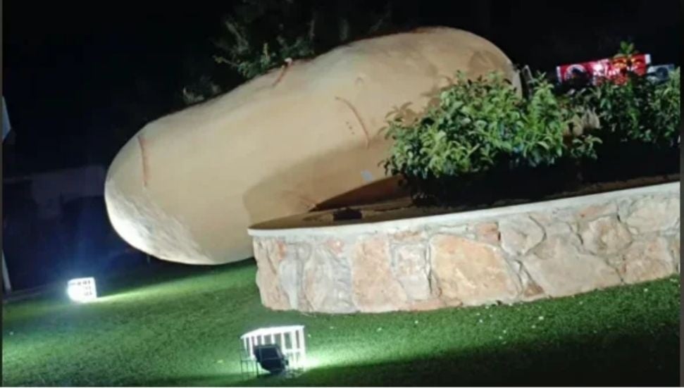 Larnaka'daki Patates Heykeli Kötü Hava Koşullarından Devirdi