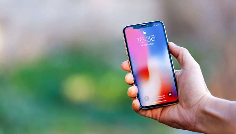 Apple, tartışmalı Sıvı Cam tasarımına sadık kalmaya devam ediyor