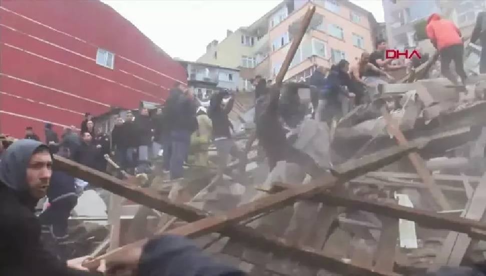 Fatih'te İki Bina Çöktü: Kurtarma Çalışmaları Devam Ediyor