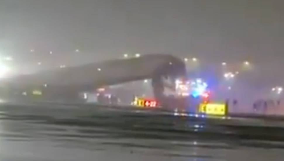 New York'ta Uçak, İniş Sırasında İtfaiye Araçına Çarptı