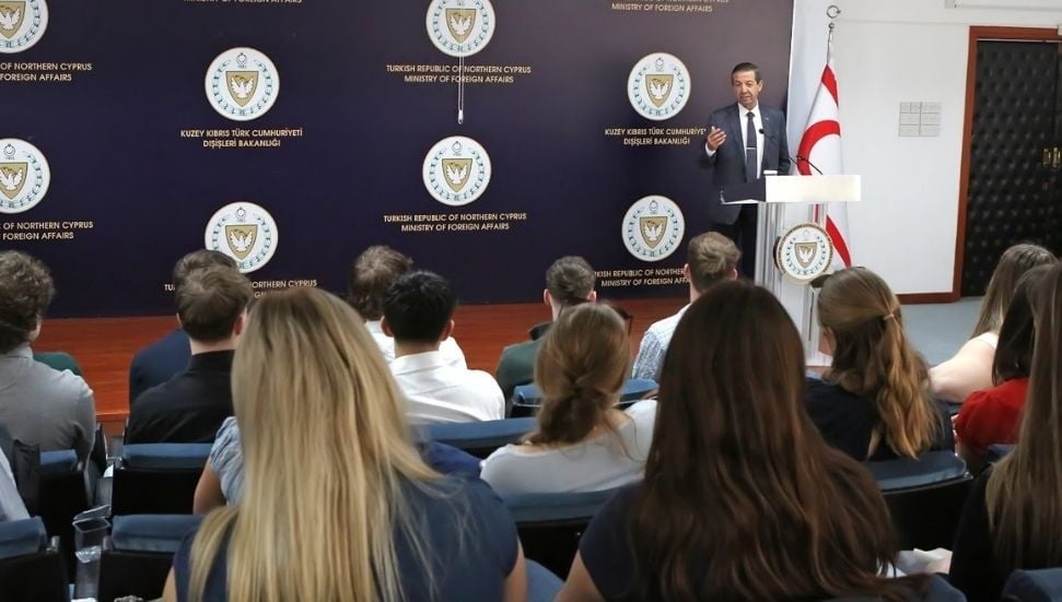 Ertuğruloğlu, Newcastle Üniversitesi Öğrencileriyle Kıbrıs Sorununu Görüştü