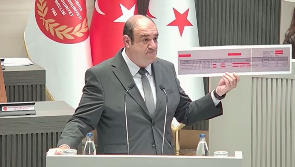 Barçın, 'trollere ödenen' çekleri Meclis'te sergiledi