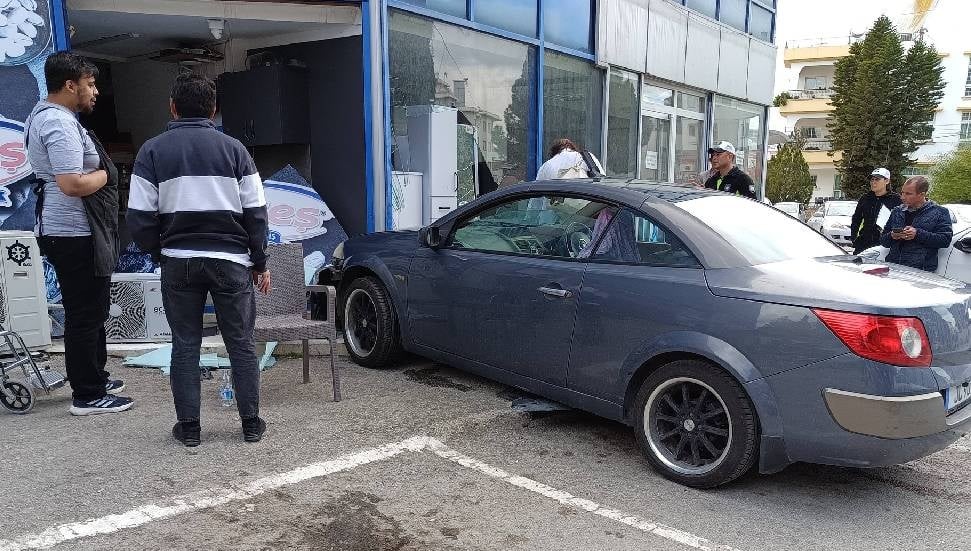 Yanlış Vites Kazası: Alışveriş Merkezinin Vitrini Hasar Gördü