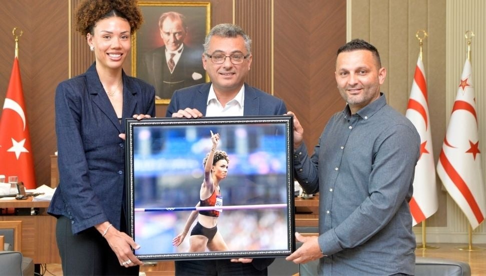 Tufan Erhürman, Atletizm Federasyonu ve Buse Savaşkan'ı kabul etti