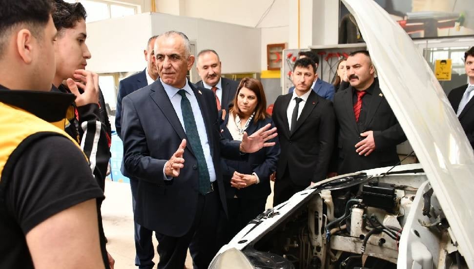 İstanbul'da Milli Eğitim Bakanı Nazım Çavuşoğlu'ndan Önemli Ziyaretler