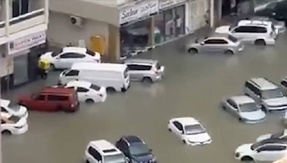 Şarika'da Şiddetli Yağışlar Araçları Su Altında Bıraktı