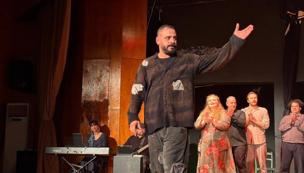 Kıbrıs Türk Devlet Tiyatroları 'Kafkas Tebeşir Dairesi' Oyununu Sahneye Koydu