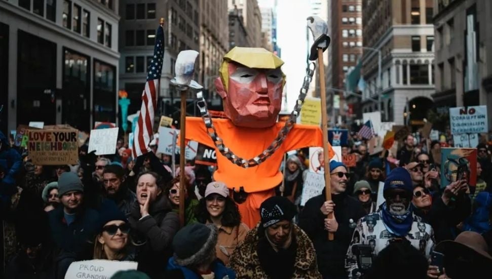 ABD'de Milyonlarca Kişi 'Krallara Hayır' Diyerek Sokağa Çıktı