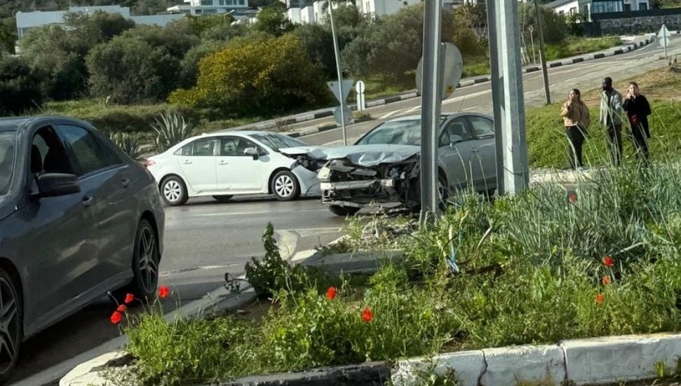 Girne Çevre Yolu'nda kaza: İki araç çarpıştı, yaralılar belirsiz