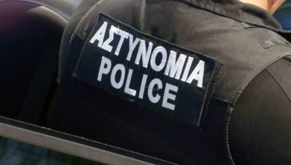 Larnaka'da silahlı saldırı ve polis aracına havai fişek atıldı