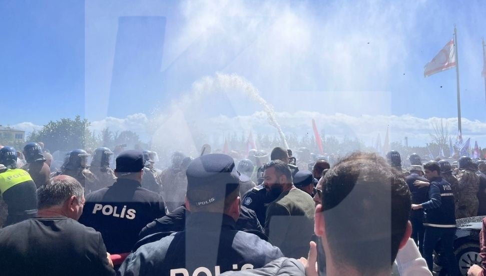 Polis, eylemcilere biber gazı ve tazyikli su ile müdahale etti!