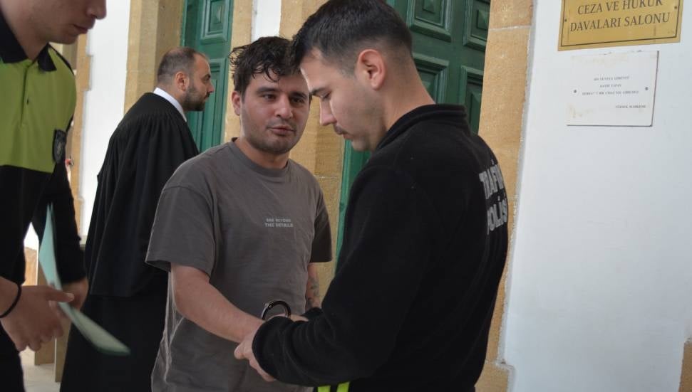 Uçağa Sarhoş Binen Turist, Polisleri Darp Edip Tutuklandı