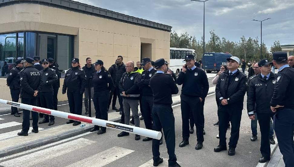 Polis, Meclis Önünde Eyleme İzin Vermiyor: Tazyikli Su ve Biber Gazı Kullanıldı