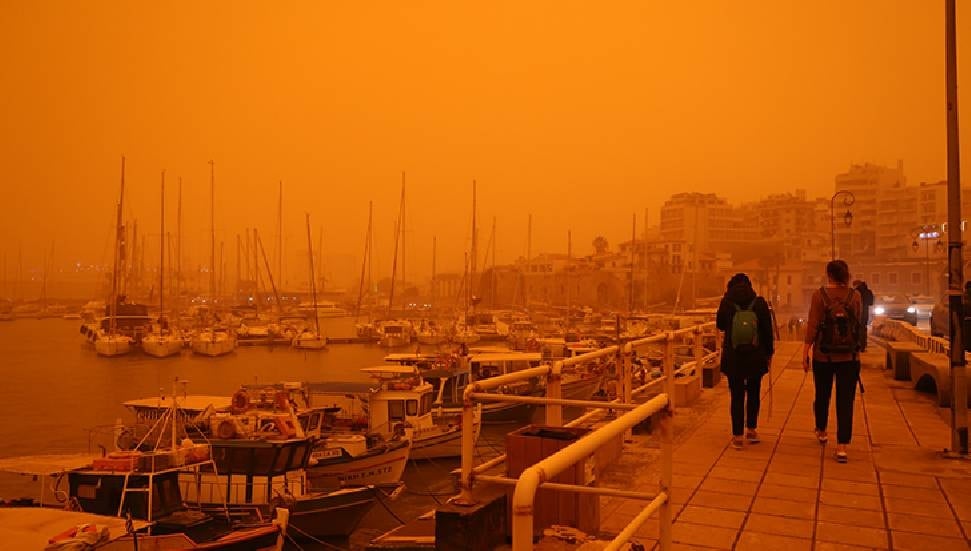 Girit Adası'nda Afrika'dan gelen çöl tozu gökyüzünü kırmızı yaptı