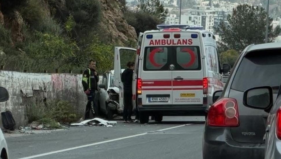 Girne Ciklos'ta Trafik Kazası: Ambulans Olay Yerinde!