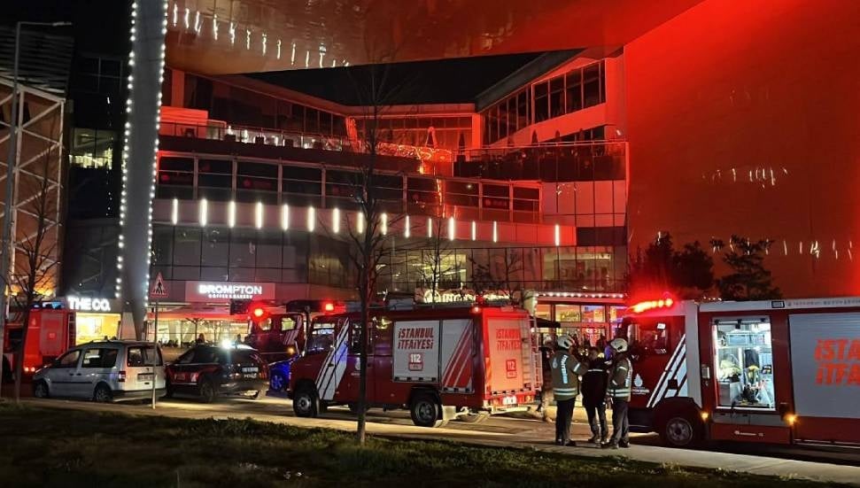 İstanbul Kağıthane'deki Alışveriş Merkezinde Yangın Çıktı