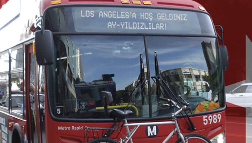Los Angeles'ta Otobüslerde 'Hoş Geldiniz Ay Yıldızlılar' Mesajı