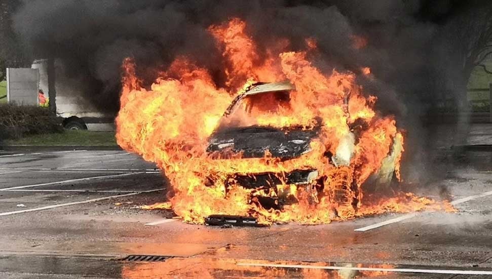 Girne'de Park Halindeki Araçta Yangın Çıktı
