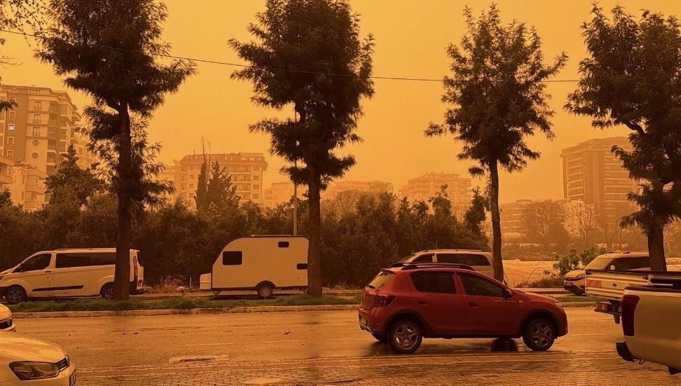 Afrika tozu Alanya'yı etkisi altına aldı, çamur yağışı görüldü