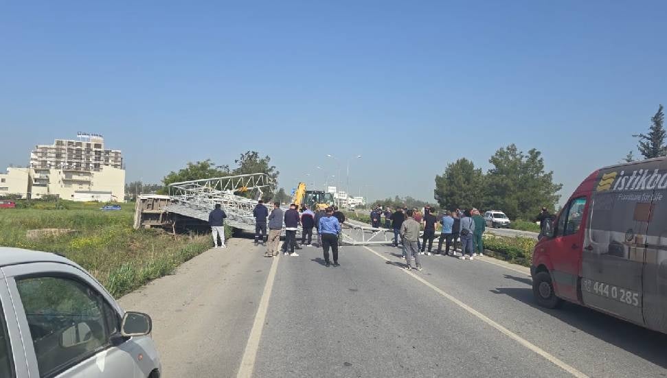 Dörtyol'da Devrilen Trafik Levhası Kazası: 2 Yaralı
