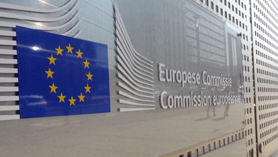 Avrupa Komisyonu'ndan Güney Kıbrıs ve İngiliz Üslerine Kaçak Ticaret Uyarısı