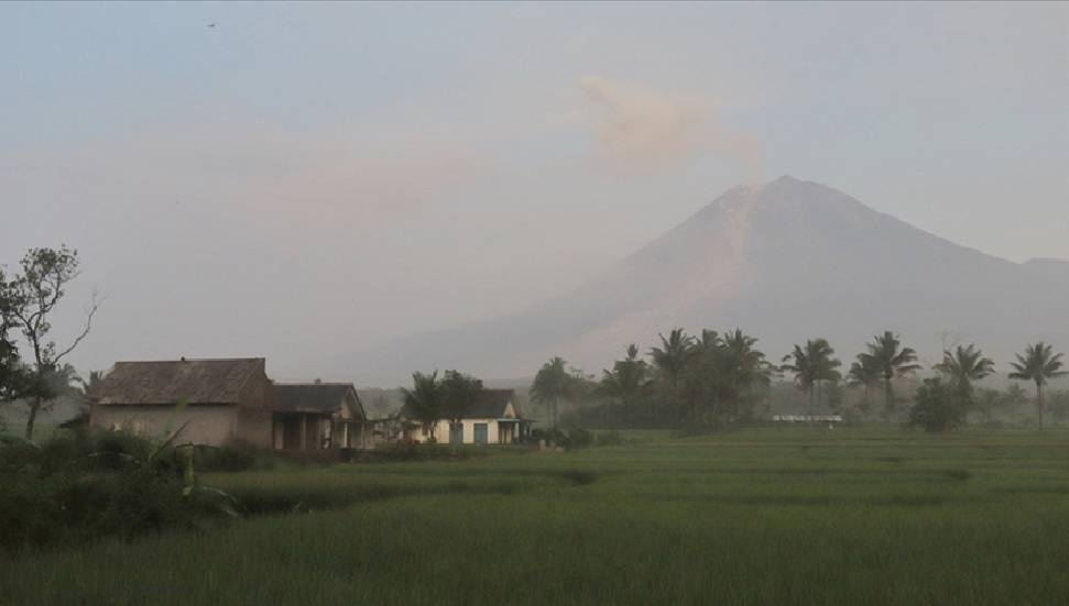 Semeru Yanardağı Endonezya'da 4 Kez Patladı, 5 Kilometre Alan Yasaklandı
