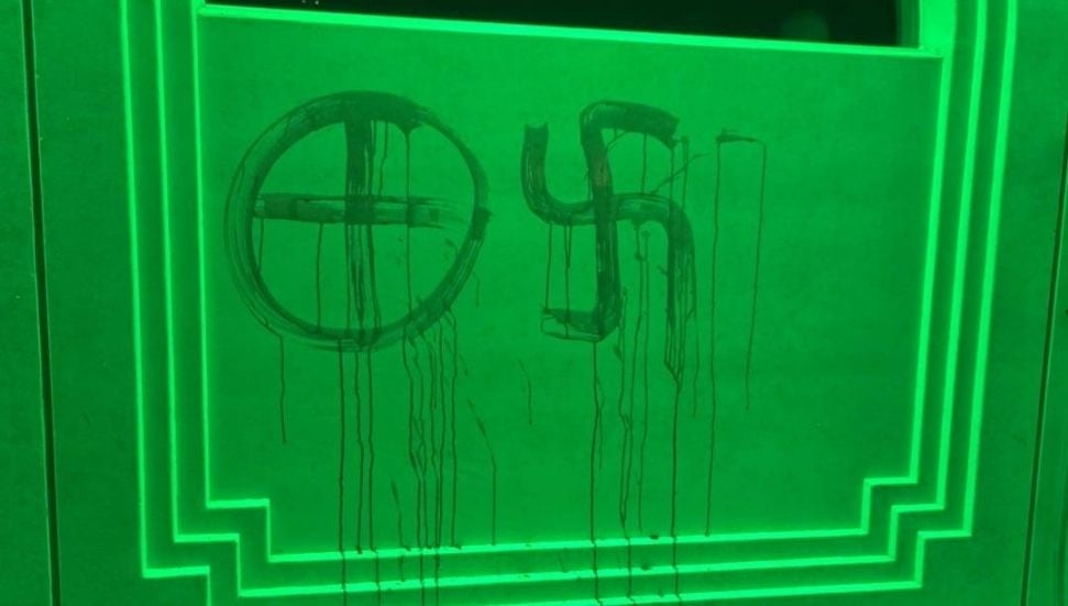 İsveç'te camiye ırkçı saldırı: Duvara kanla gamalı haç çizildi