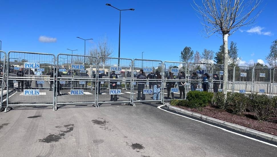 Sendikalar Eylemde: Meclis'te Güvenlik Önlemleri Artırıldı