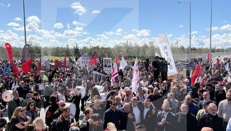 Sendikalar yoğun kalabalıkla Meclis önünde eylemde!