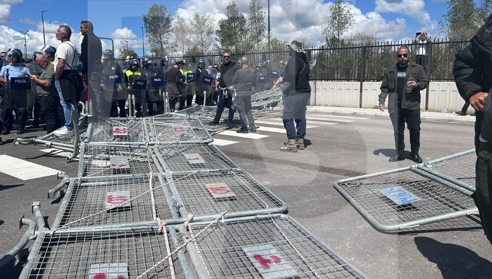 Eylemciler, Polis Barikatlarını Aşarak Meclis Önünde Toplandı